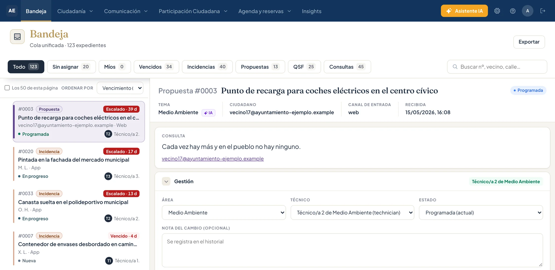 Bandeja del panel con la cola unificada: incidencias, propuestas, quejas y consultas en una misma lista, con su estado, su plazo y su responsable.